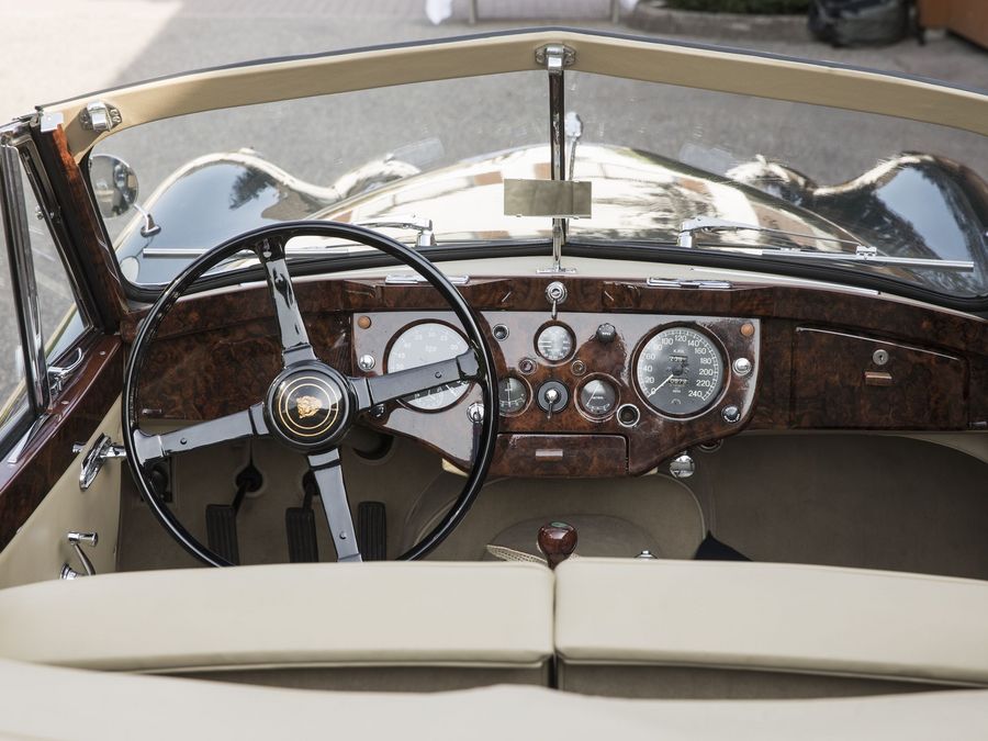 Aufnahme des dunkelbraunen Armaturenbretts eines Oldtimers