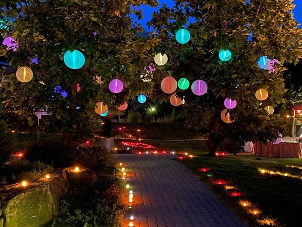 Der mit bunten Lampinons geschmückte Waldpark des Hotel Bareiss am Abend