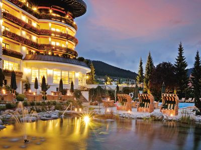 Außenansicht des beleuchteten Luxushotel Schwarzwald in der Abenddämmerung