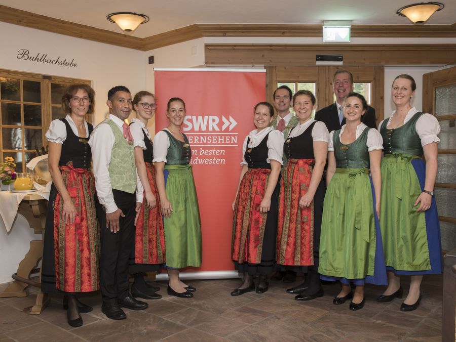 Gruppenfoto des Bareiss-Teams aus Küche und Service des Forellenhofs Buhlbach