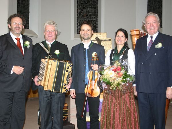 Gruppenfoto der Gruppe "Salonboarischen" beim 21. Adventskonzert