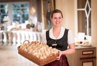 Mitarbeiterin des Hotel Bareiss beim Frühstücksservice